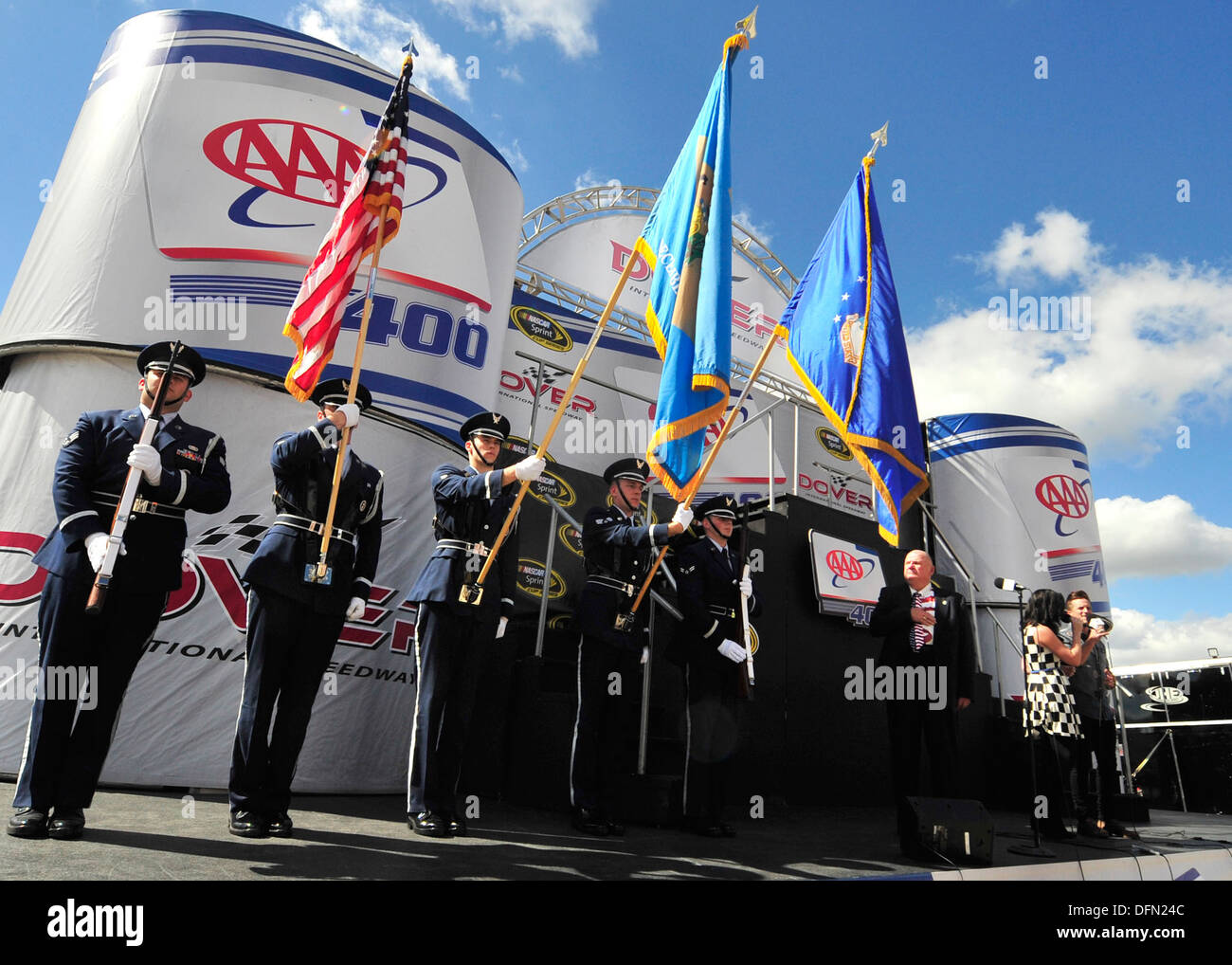 Das Team Dover Ehrengarde Kommissionsmitglieder die Farben während der Nationalhymne vor Beginn des AAA 400 eine Vielzahl von Aktivitäten zur Unterstützung der 29. September 2013, auf dem Dover International Speedway in Dover, Delaware Mitglieder des Team Dover teilgenommen Stockfoto