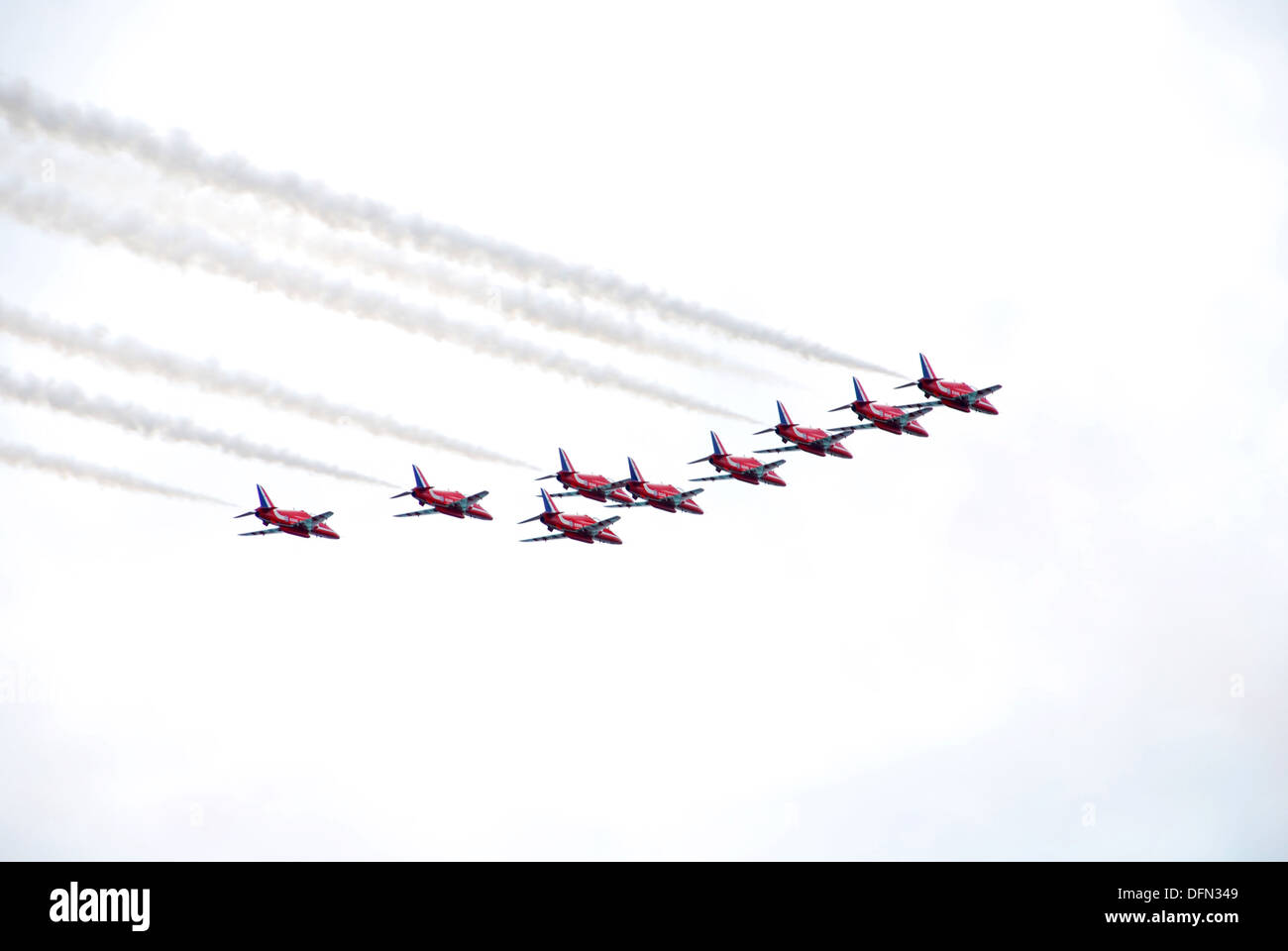 Red Arrows Kunstflug anzeigen Team über Eastbourne Pier am Airbourne 2009, England UK Stockfoto