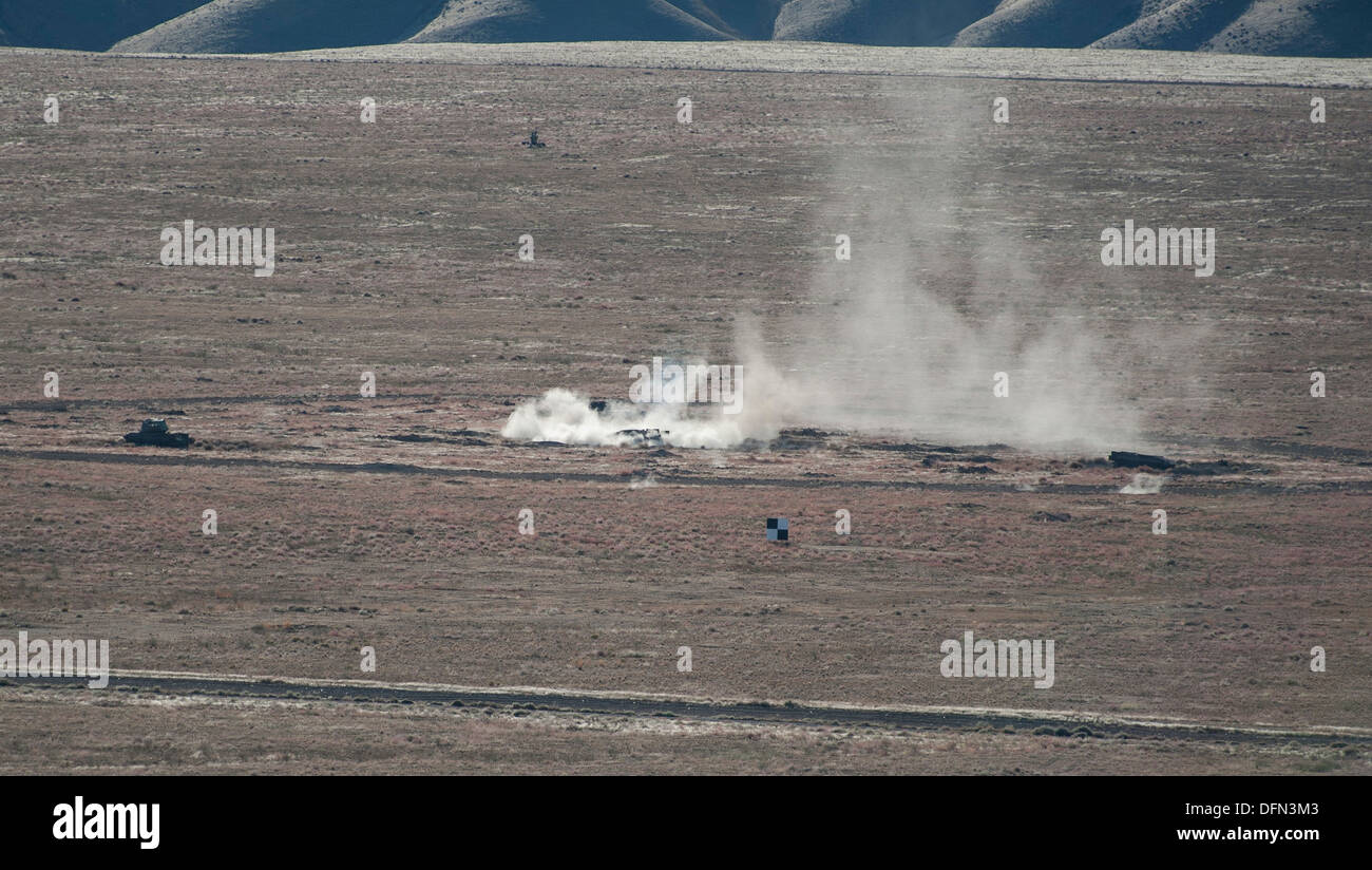 Boden in Mountain Home Air Force Base, Idaho, Sailor Creek Range ausbricht, nachdem ein US-Navy AV8-B Harrier eine simulierte Bombe auf Ziel, 2. Oktober 2013 fällt, während der Übung Berg Roundup 2013. Die Übung ist Bestandteil der deutschen Luftwaffe Tornado Fi Stockfoto