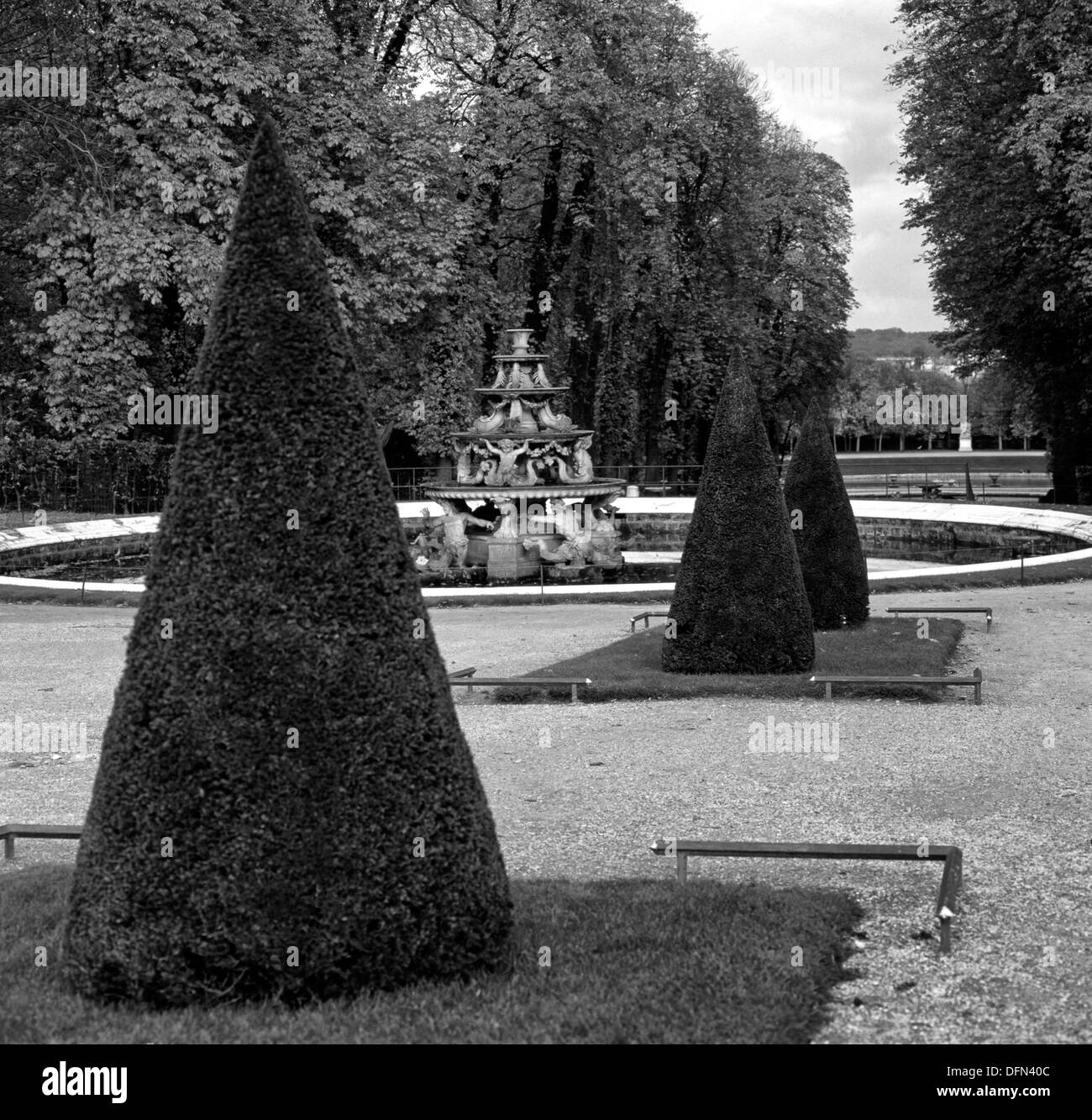 Francois Girardons abgestuften Pyramide Brunnen am königlichen Schloss Versailles Stockfoto