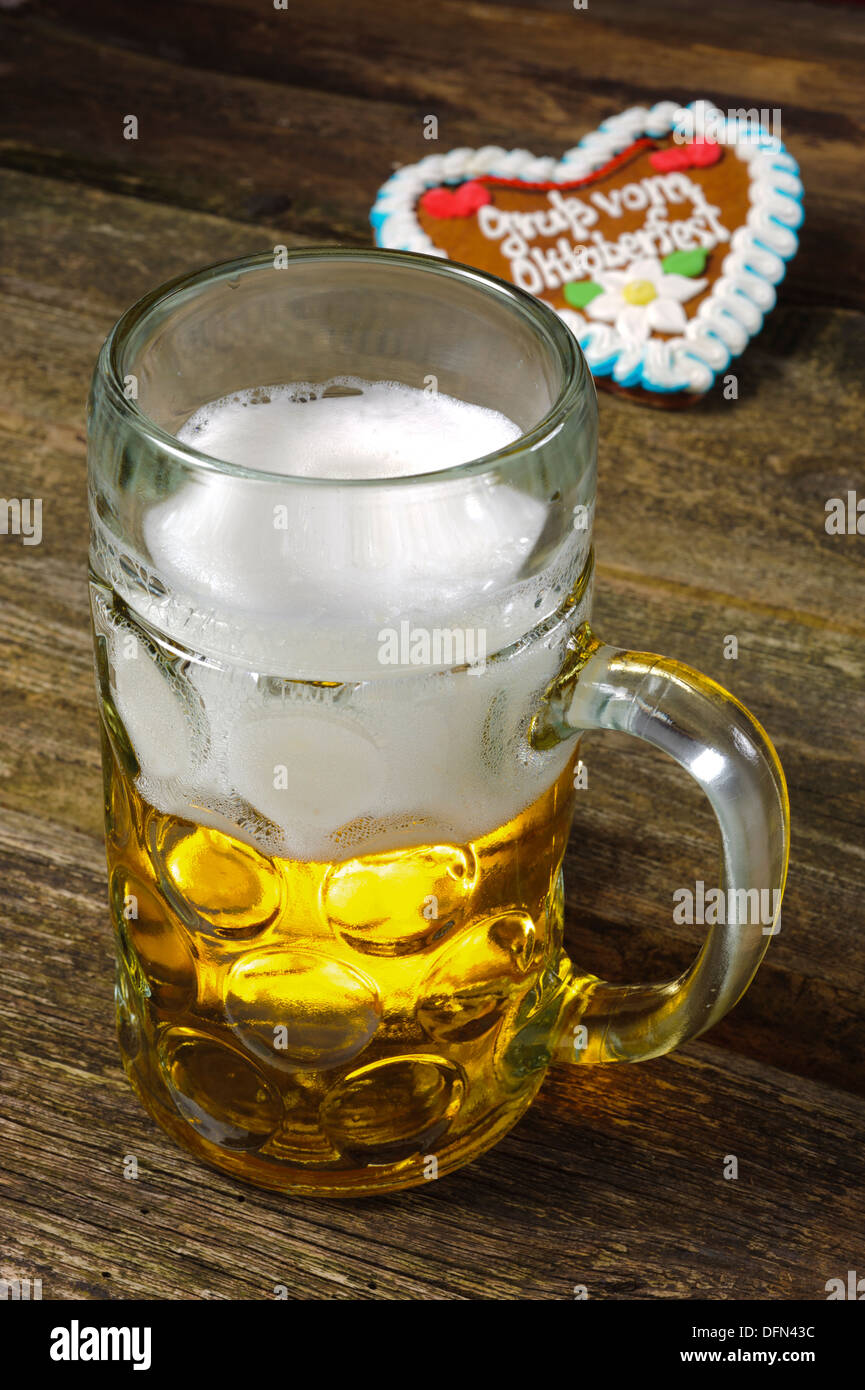 großes Glas Bayerisches Lagerbier Stockfoto