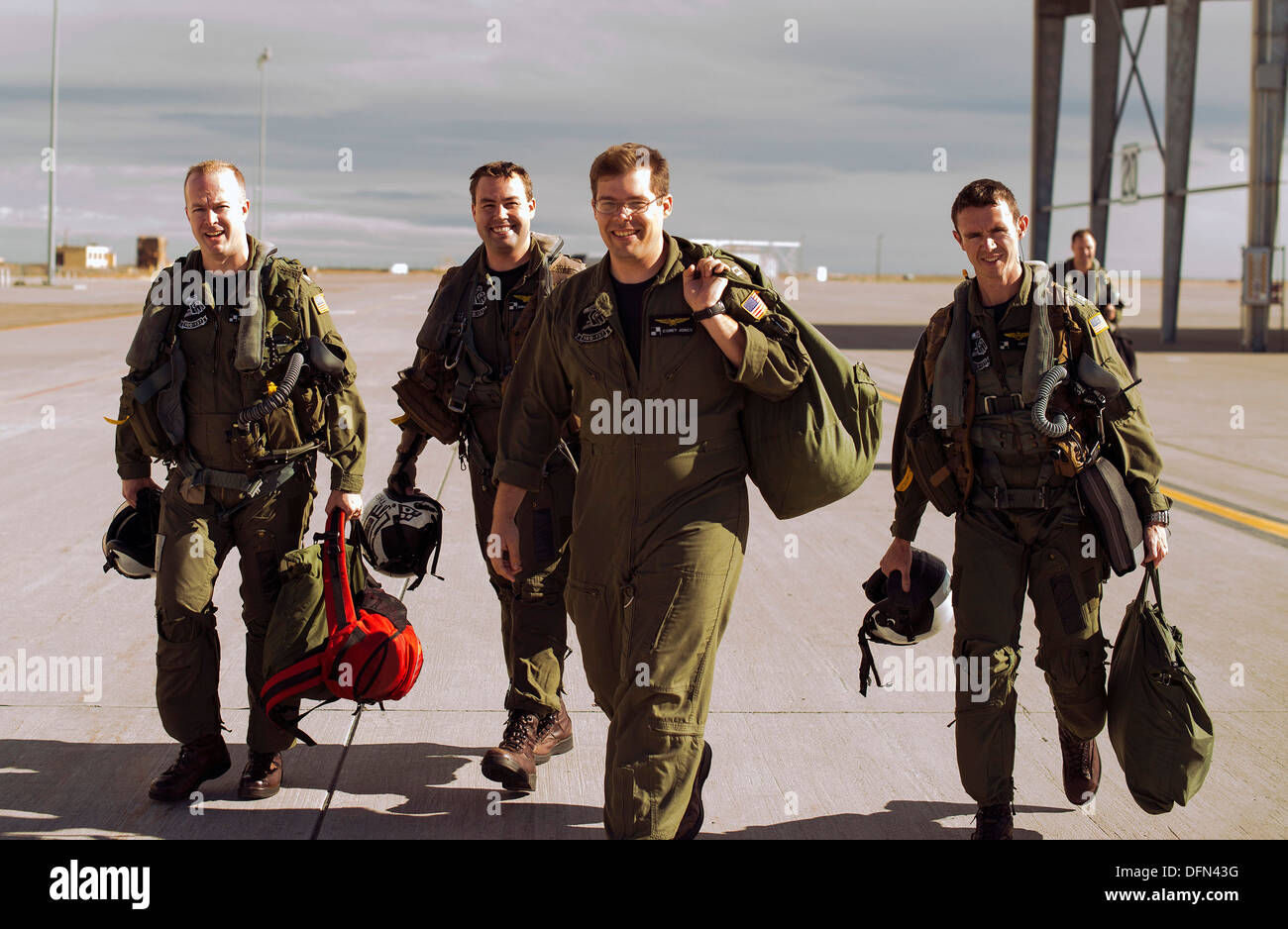 US Navy EA - 18G Growler Piloten aus elektronischen Angriff Geschwader VAQ-137 und VAQ-136 fahren die Flightline in Mountain Home Air Stockfoto