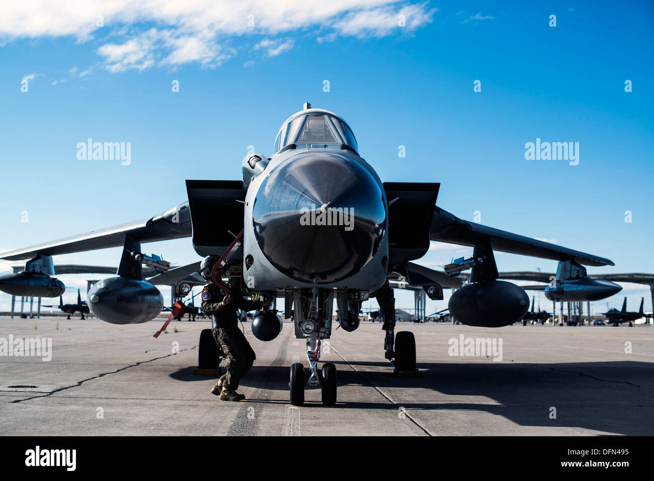 Eine deutsche Luftwaffe Crewchief führt nach dem Flug Überprüfungen, wie Piloten ihre AG-51-Tornado in Mountain Home Air Force Base, Idaho, 30. September 2013 aussteigen. Die Tornados werden in Mountain Home vom 30. Sept. bis Okt. 19 für den Berg Roundup 2013 ein Stockfoto