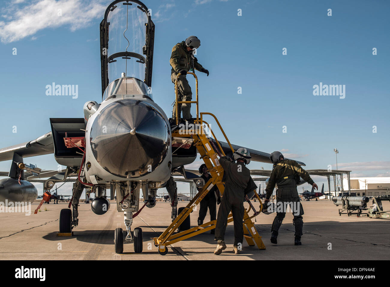 Eine deutsche Luftwaffe Crewchief führt nach dem Flug Überprüfungen, wie Piloten ihre AG-51-Tornado in Mountain Home Air Force Base, Idaho, 30. September 2013 aussteigen. Die Tornados werden in Mountain Home vom 30. Sept. bis Okt. 19 für den Berg Roundup 2013 ein Stockfoto