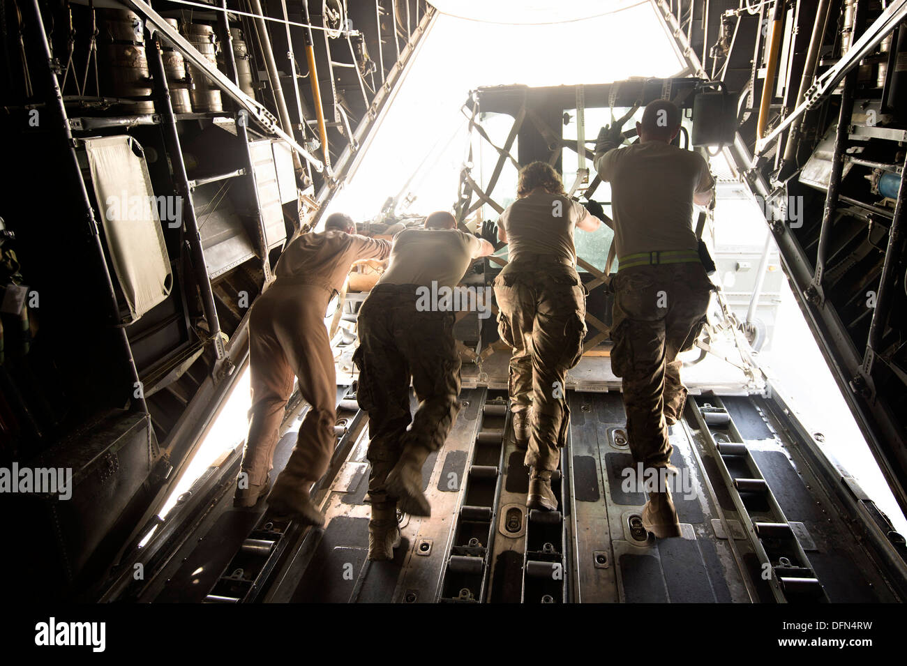 Senior Airman Zac Sidders, 774th Expeditionary Airlift Squadron Loadmaster unterstützt Antenne Träger von 455. Expeditionary Stockfoto