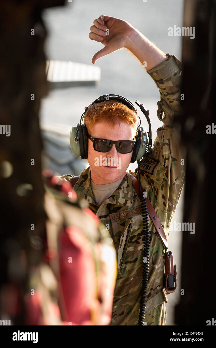 Staff Sgt Nick Sanborn, 774th Expeditionary Airlift Squadron Loadmaster Marschälle eine Palette von Ladung in einer c-130 Hercules auf Forward Operating Base Sharana, Provinz Paktika, Afghanistan, 28. September 2013. Diese Mission war einen retrograden Meilenstein als die Stockfoto