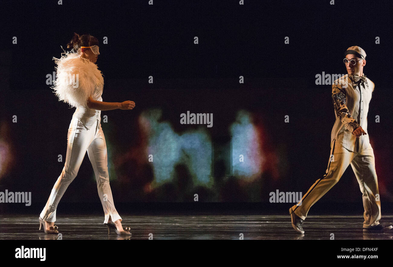 Kanadische Zirkustruppe "Cirque Éloize" ausführen iD bei Peacock Theatre, London Stockfoto