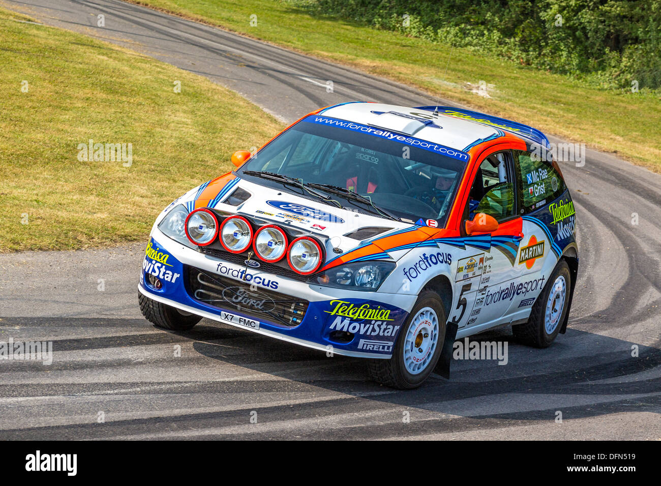 2001 Ford Focus WRC mit Fahrer Steve Rockingham auf der Rallye ...