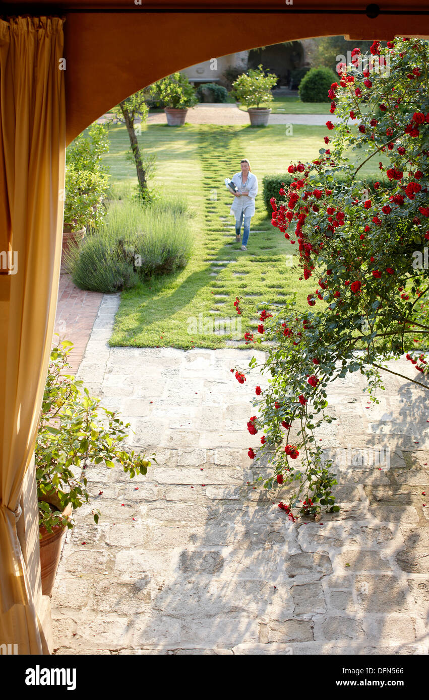 Blick durch rose drapierten Arkaden in den Garten, Bauernhof und Weingut Ca' Orologio, Venetien, Italien Stockfoto