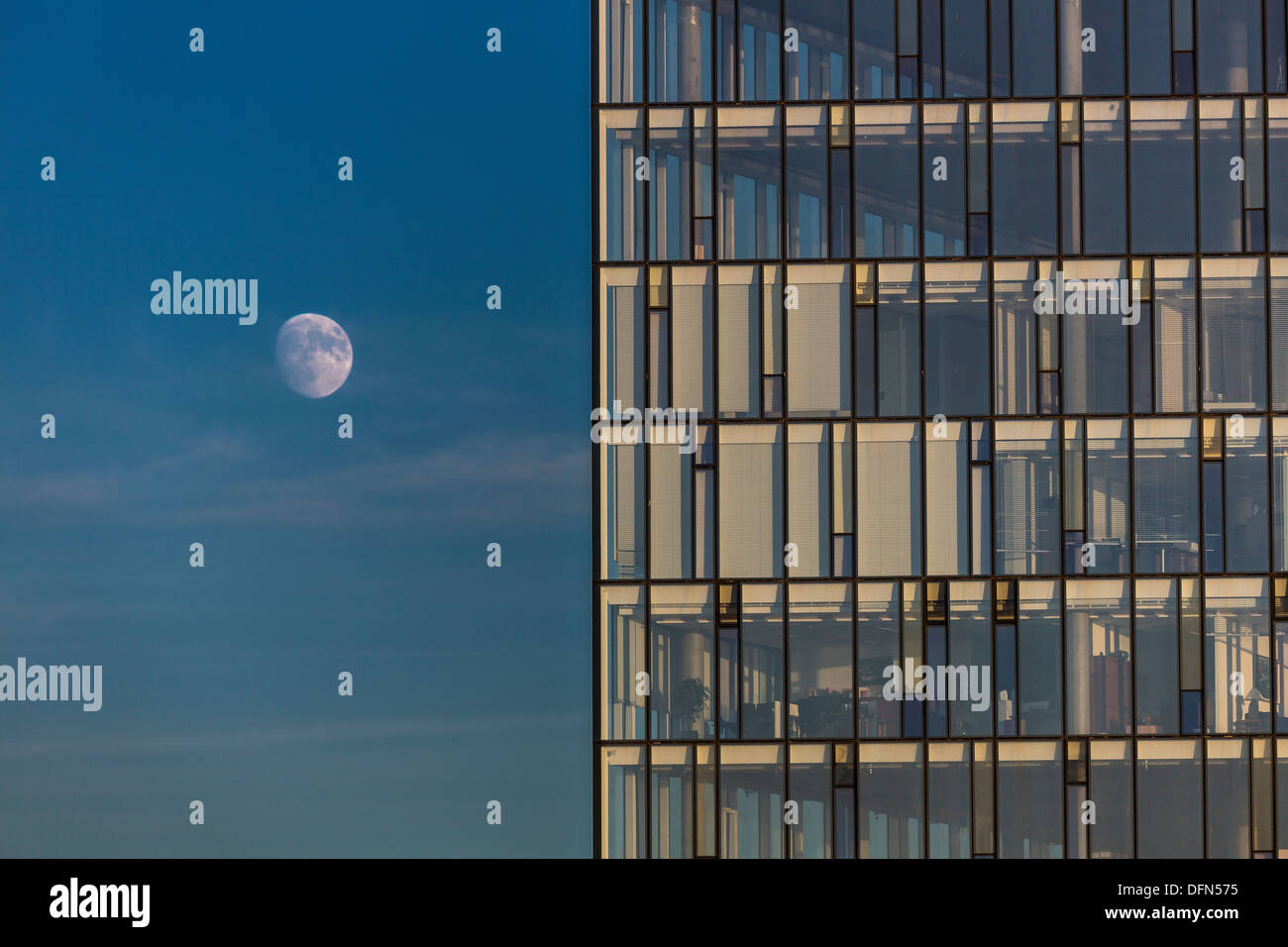 Mond und Glasbau, Reykjavik Island Stockfoto