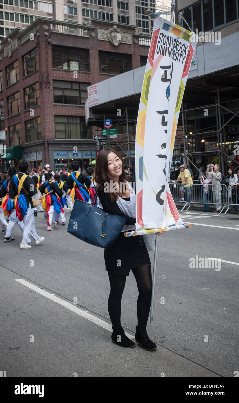 College-Studenten März Sixth Avenue in New York mit ihrer Schule Wimpel an der Koreanisch-Parade Stockfoto