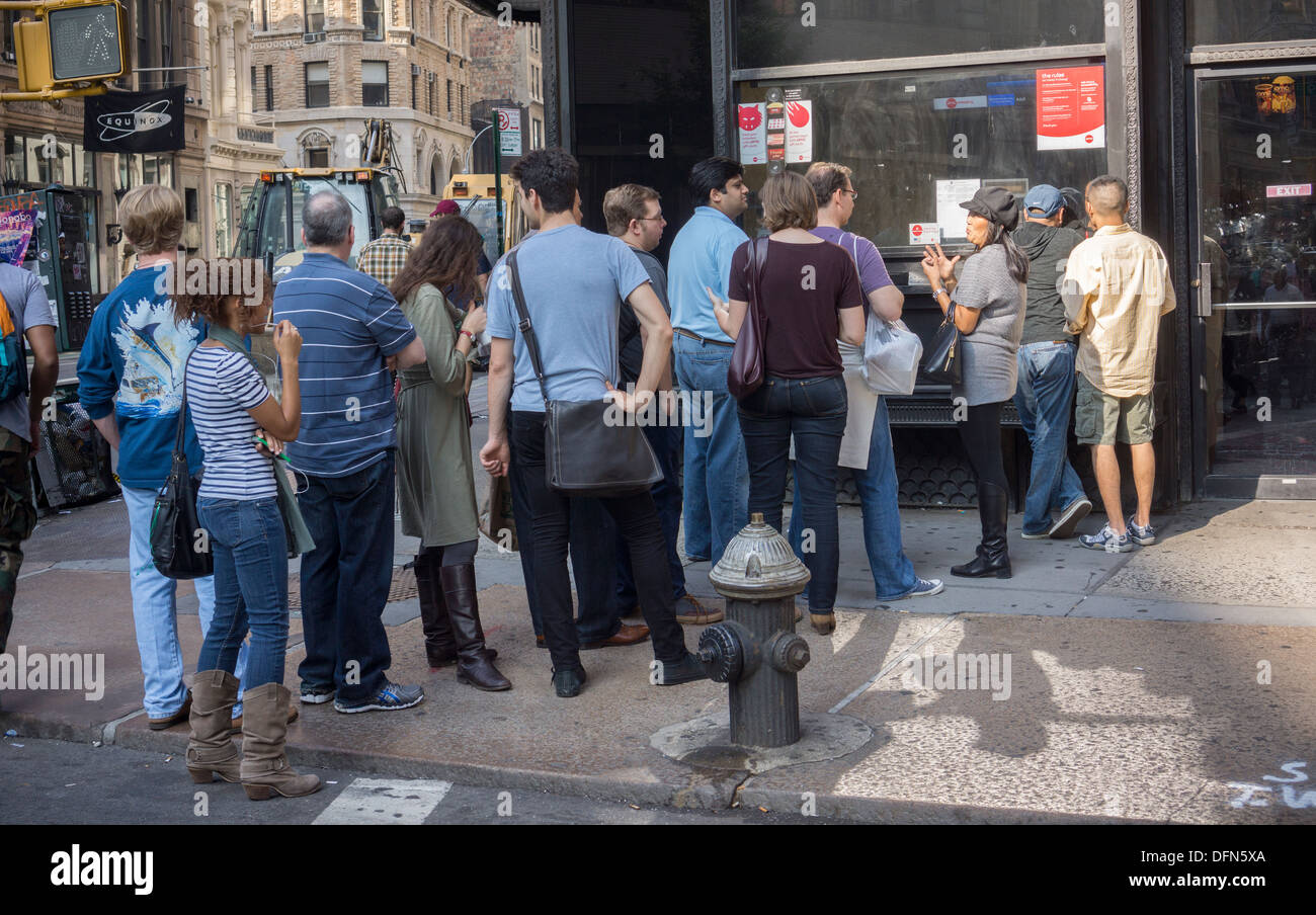 Kinogänger warten auf Linie, um auf Samstag, 5. Oktober 2013 an einem Loews-Kino in New York Tickets. (© Richard B. Levine) Stockfoto