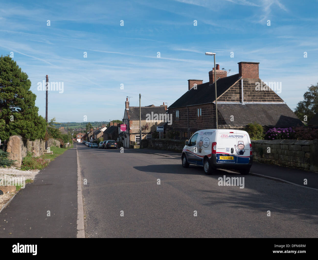 Geparkten van in einer Straße in Holbrook in der Nähe von Belper, Derbyshire, Großbritannien. Stockfoto