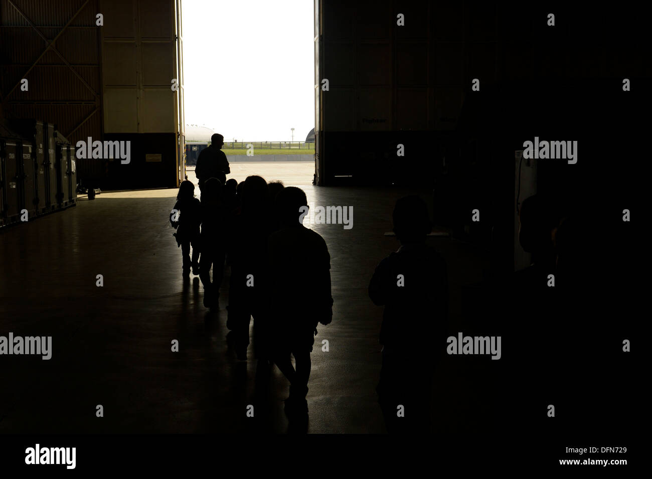 SPANGDAHLEM AIR BASE, Deutschland – Programm schulpflichtige Kinder vorbereiten auf ein fremdes Objekt Trümmer Tour an der Flightline Sept gehen. Stockfoto