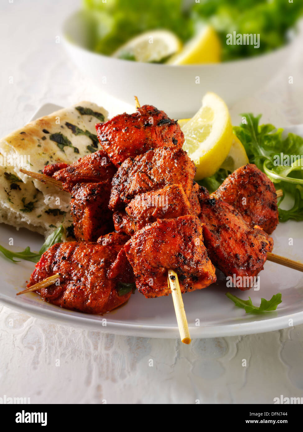 Indian Chicken Tikka mit Naan Brot & Salat Stockfoto