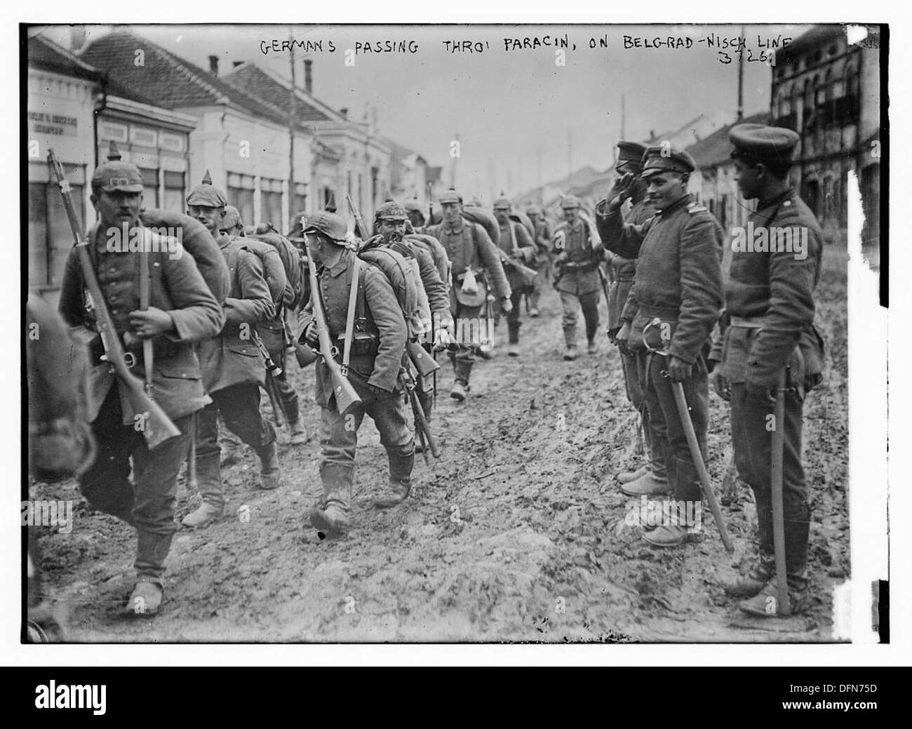 Dieses Foto aus der Bibliothek des Kongresses zeigt deutsche Soldaten, die während des Ersten Weltkriegs auf der Bahnstrecke Belgrad-Nisch durch Paracin (Serbien) fuhren Stockfoto