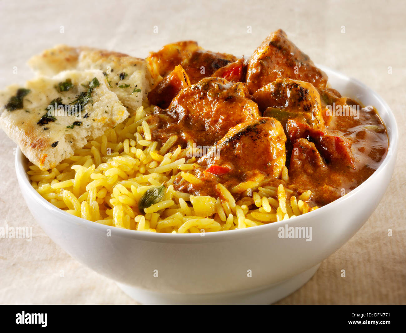 Chicken Jalfrezi, Pilau Reis & Popodoms. Indische traditionelle Curry. Stockfoto