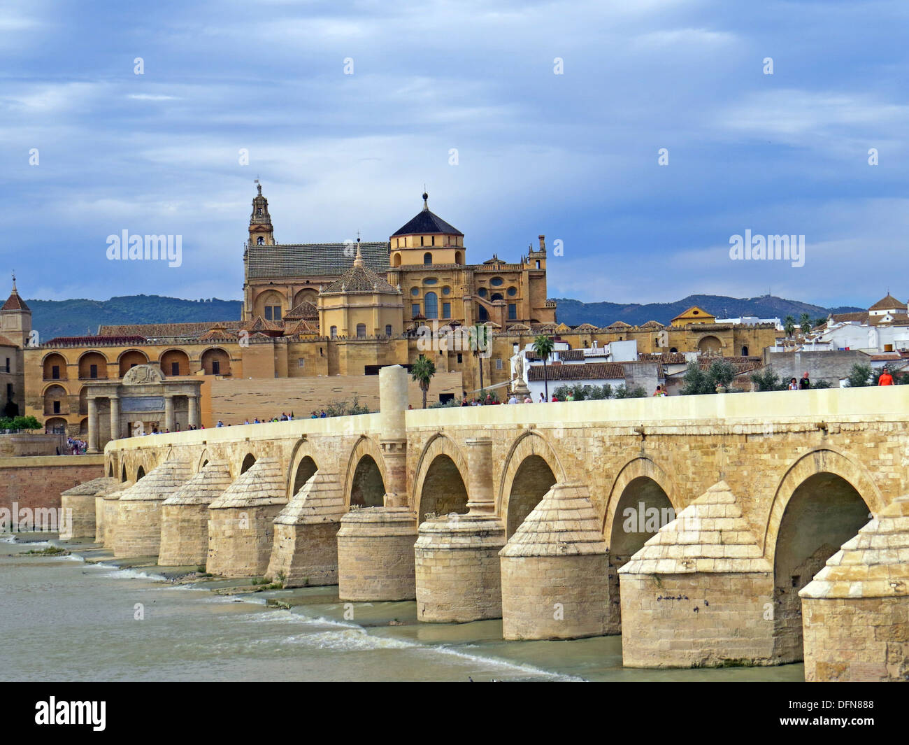 Córdoba, Andalusien, Spanien mit der römischen Brücke über den Guadalquivir Fluss in Richtung der Kathedrale. Foto von Tony Gale / Stockfoto
