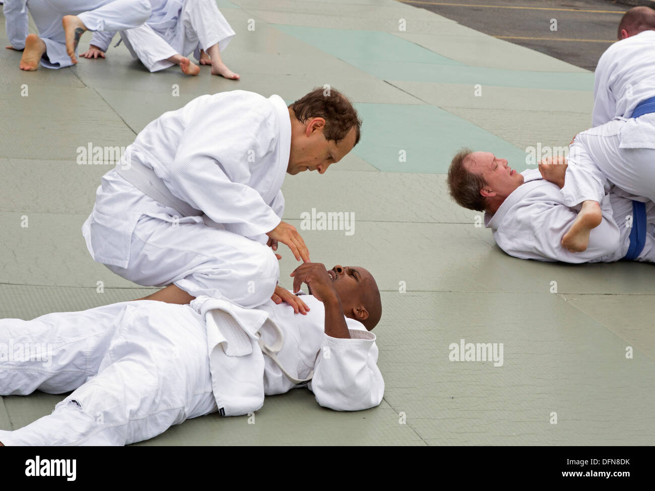 Berkley, Michigan - eine Klasse im Brazilian Jiu Jitsu auf dem Parkplatz außerhalb der School of Martial Arts. Stockfoto