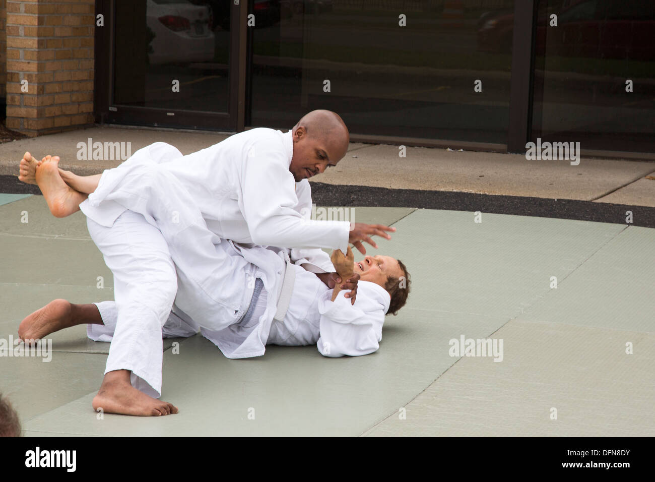 Berkley, Michigan - eine Klasse im Brazilian Jiu Jitsu auf dem Parkplatz außerhalb der School of Martial Arts. Stockfoto