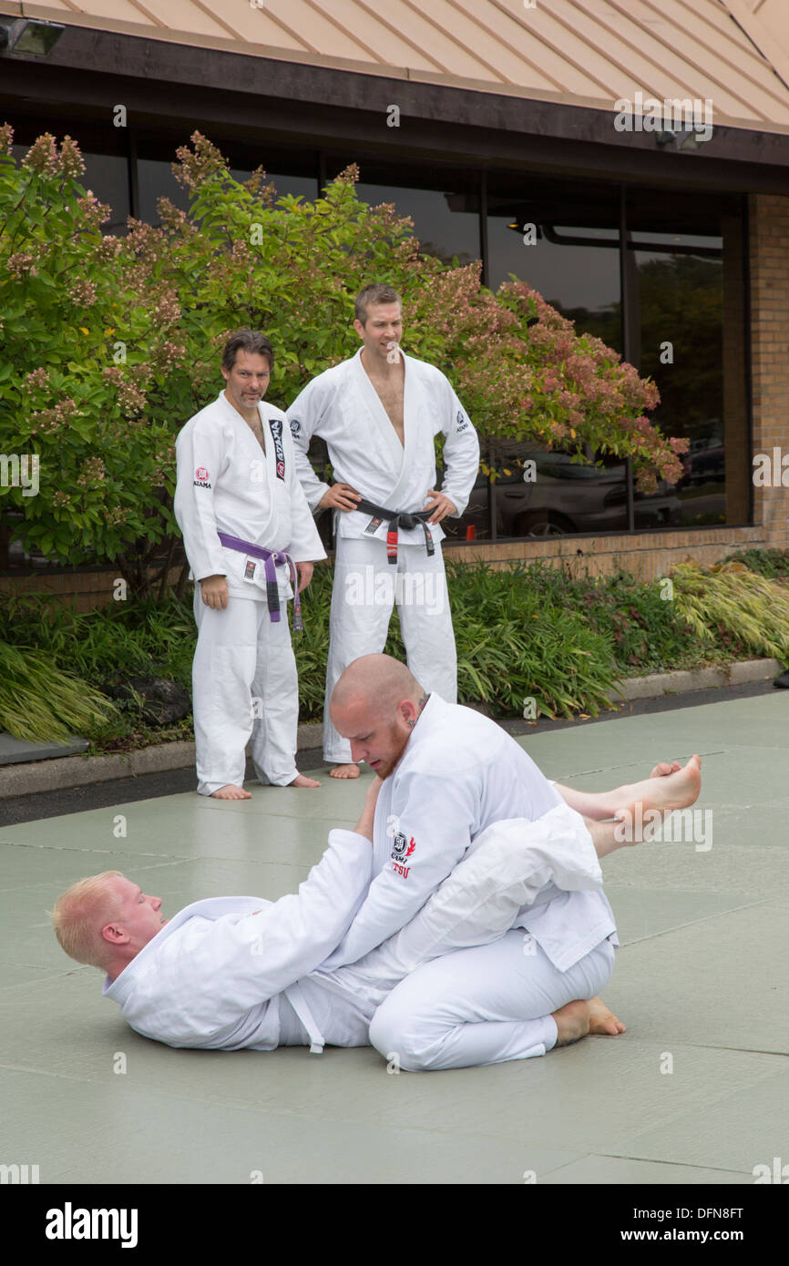 Berkley, Michigan - eine Klasse im Brazilian Jiu Jitsu auf dem Parkplatz außerhalb der School of Martial Arts. Stockfoto