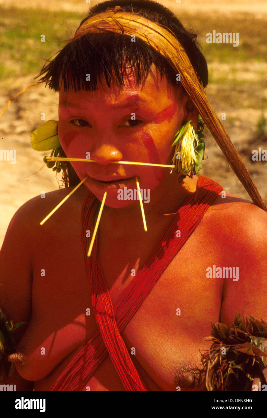 Yanomami indigene Frau Porträt, Bodypainting mit Urucum als Farbstoff und exotischen Schmuck, Amazonas Brasilien Stockfoto