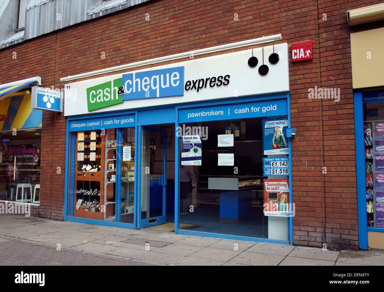 Bargeld und Schecks auszudrücken, Crasswell Street, Portsmouth, Hampshire Stockfoto