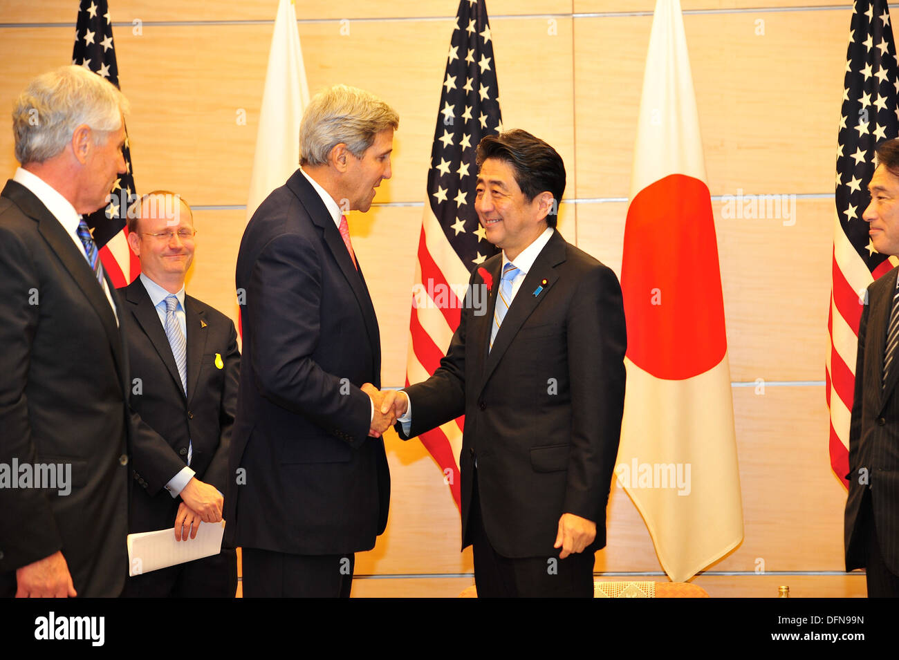 Secretary Kerry schüttelt Hände mit japanischen Premierminister Abe Stockfoto