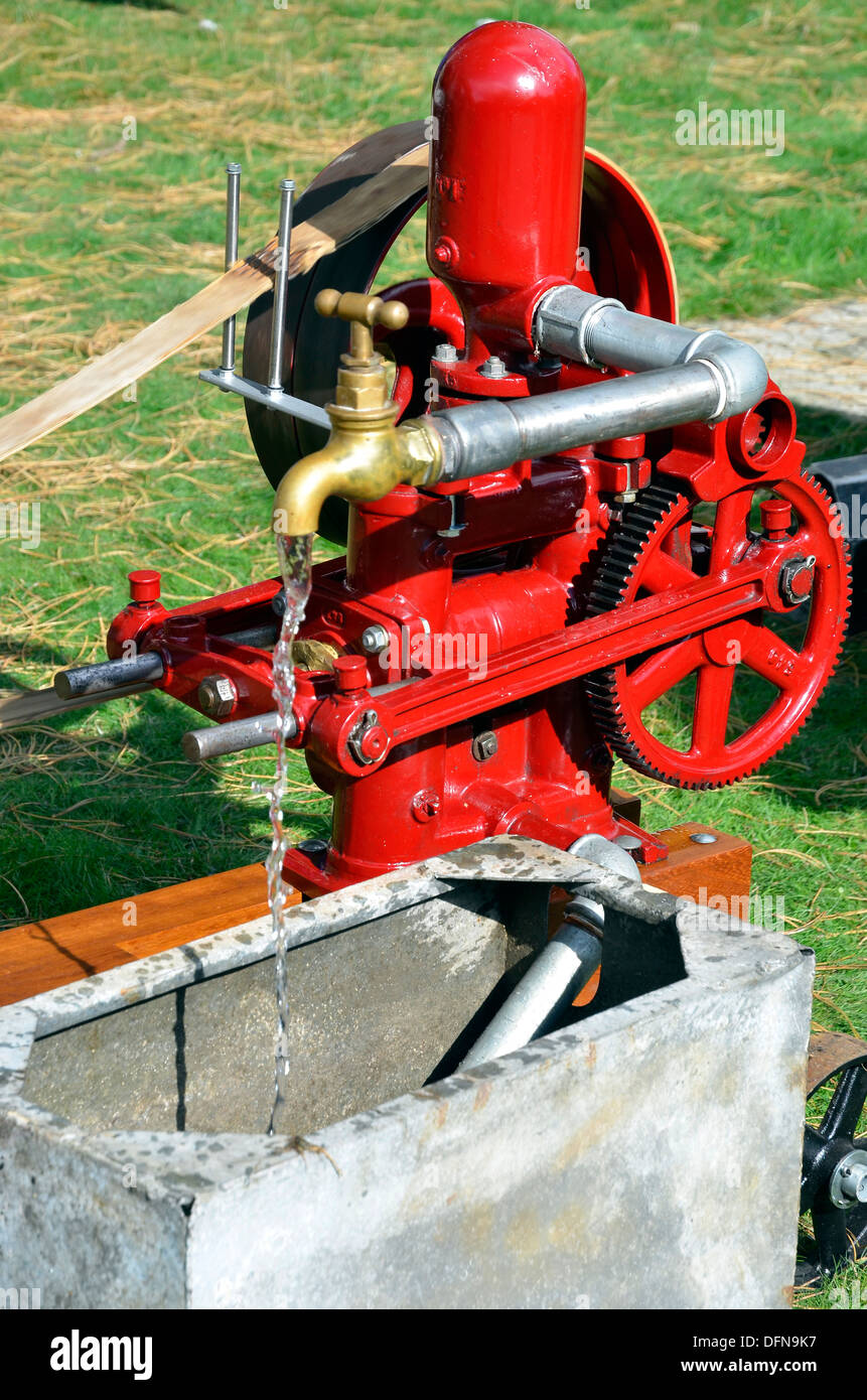 Eine tragbare Wasserpumpe aus den 1930er Jahren von einem kleinen tragbaren  Benzin- oder Dieselmotor über einen Riementrieb angetrieben werden soll  Stockfotografie - Alamy