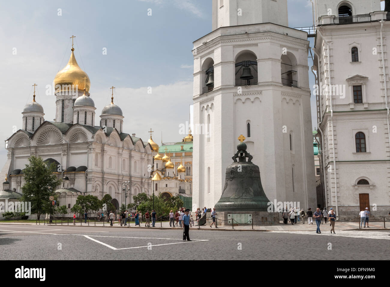 Die Erzengel-Kathedrale und Zar-Bell alias Zarsky Kolokol, Zar Kolokol III, oder Royal Bell, Kreml, Moskau Stockfoto