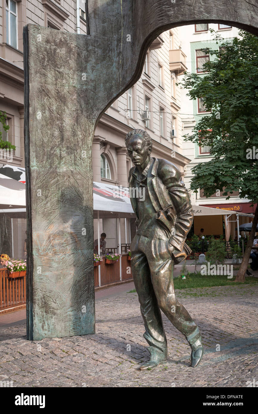 Bulat Shalvovich Okudschawa Statue, Ulitsa Arbat (Straße), Moskau, Russland Stockfoto Bulat Shalvovich Okudschawa Statue, Ulitsa Arbat (Straße), Moskau, Russland Stockfoto
