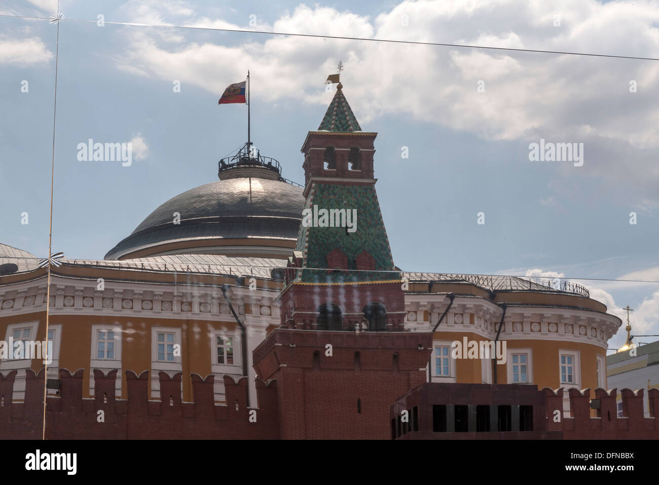 Reflexion des Senats und Senatsturms, Kreml, Roter Platz, Moskau, Russland Bauarbeiten am Roten Platz Stockfoto