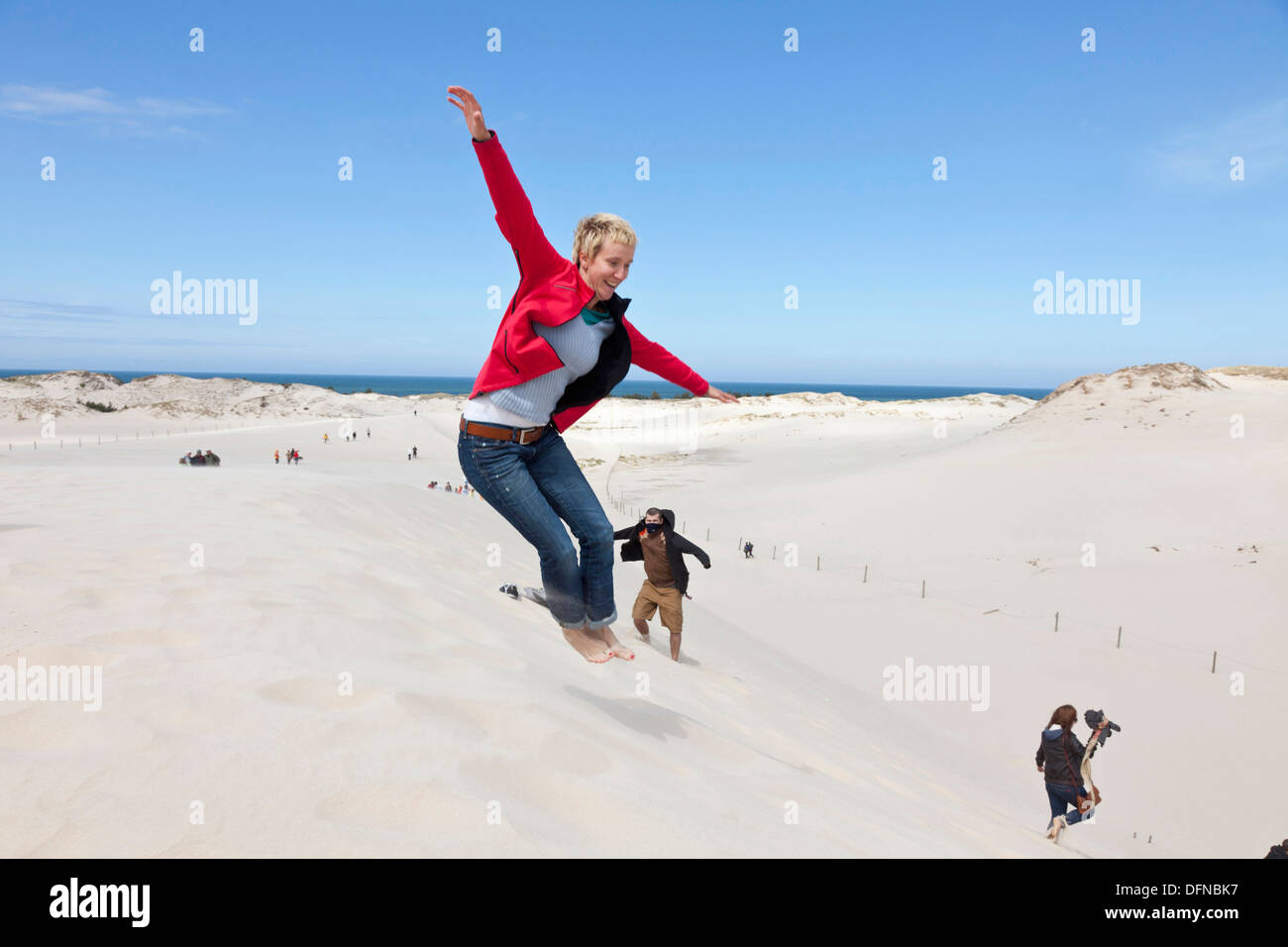 Leba Dünen, junge Frau, die einen Sprung in den Dünen, Blick Richtung Meer, UNESCO-Biosphärenreservat, Slowinski National Park, P Stockfoto