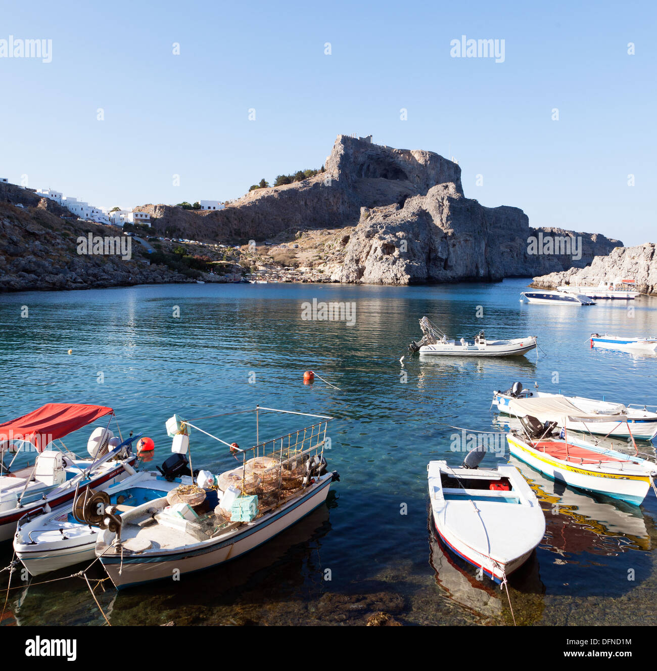 Boote In St. Pauls Bay Lindos Rhodos griechische Inseln Griechenland Stockfoto
