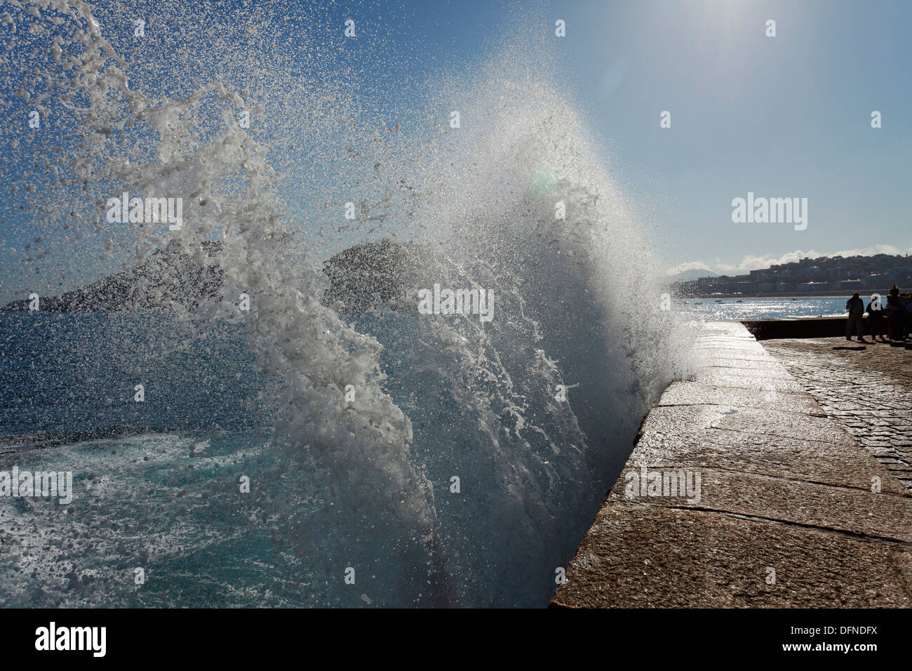 Breaking Wave an der Uferpromenade Paseo del Peine del Viento, direkt am Meer, San Sebastian, Donostia, Camino De La Costa, Camin Stockfoto