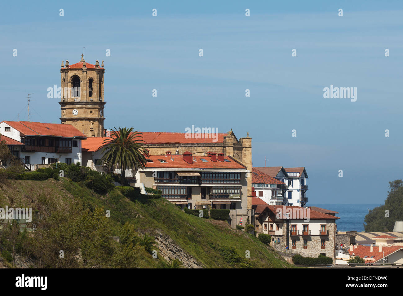 Die Kirche Iglesia Parroquial de San Salvador in der Küstenstadt Getaria, Camino De La Costa, Camino del Norte, Küstenroute Stockfoto