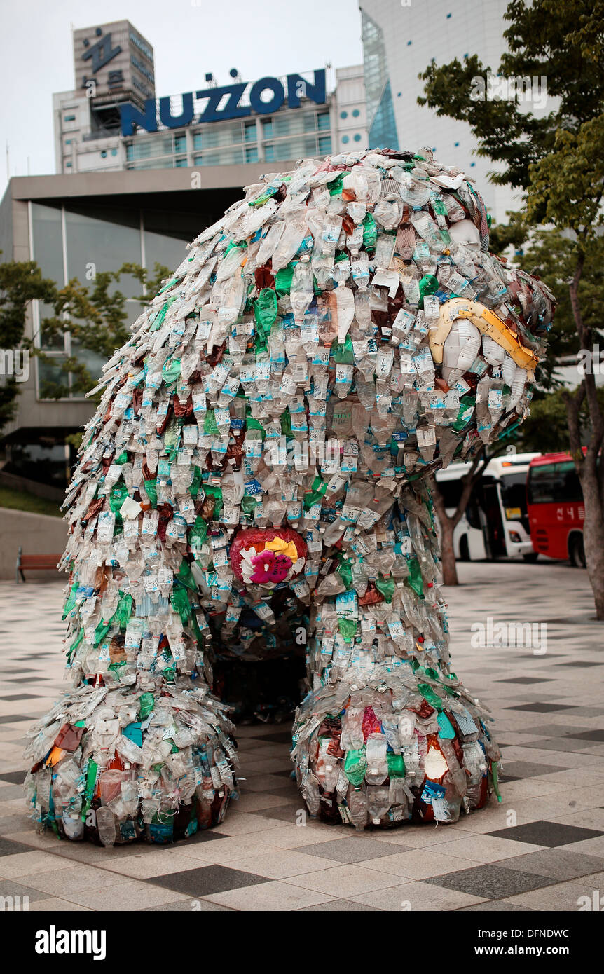 Tier aus Plastikflaschen hergestellt Stockfoto