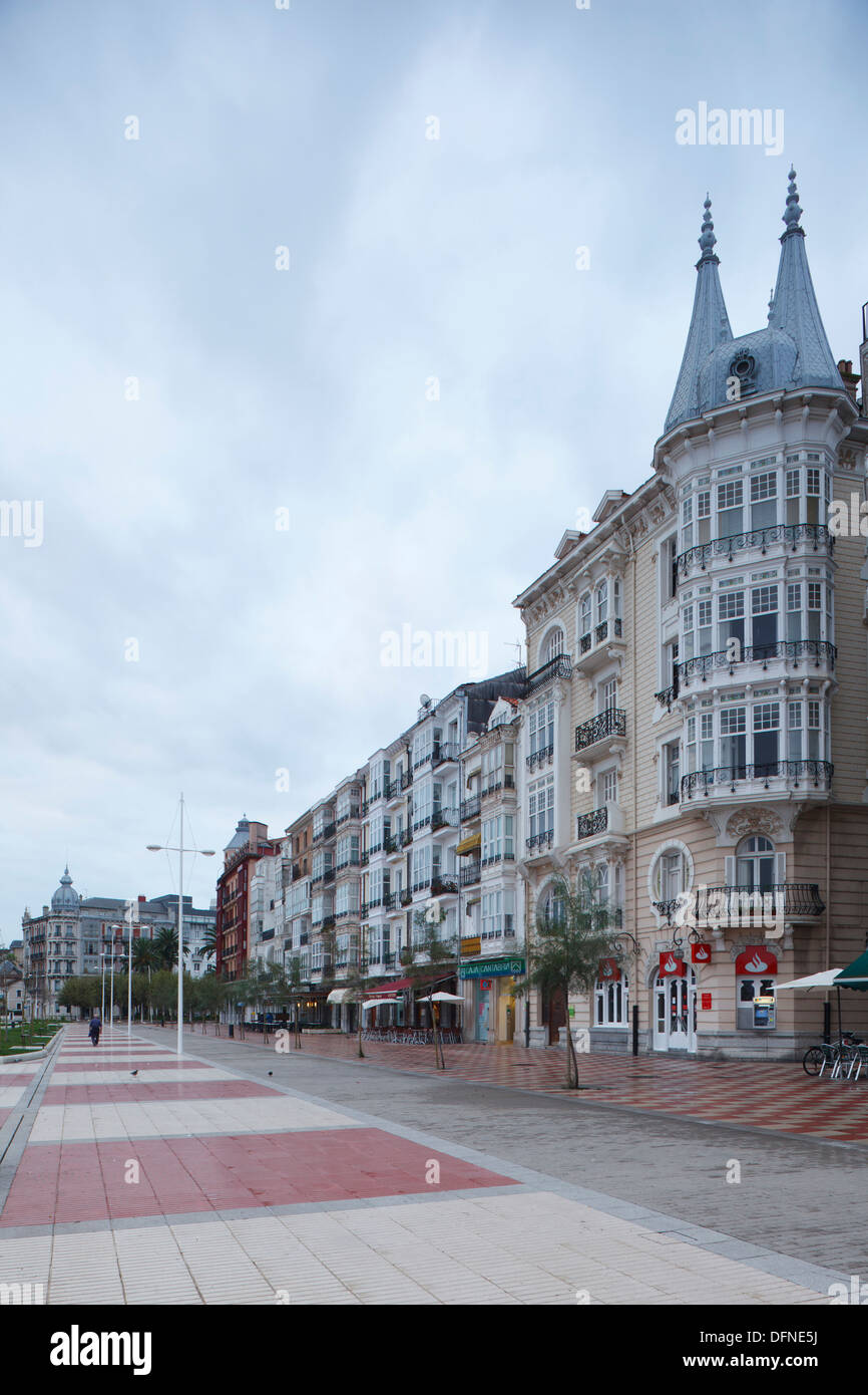 Strandpromenade in der Küstenstadt Castro Urdiales, Camino De La Costa, Camino del Norte, Küstenstraße, Jakobsweg, Ca Stockfoto