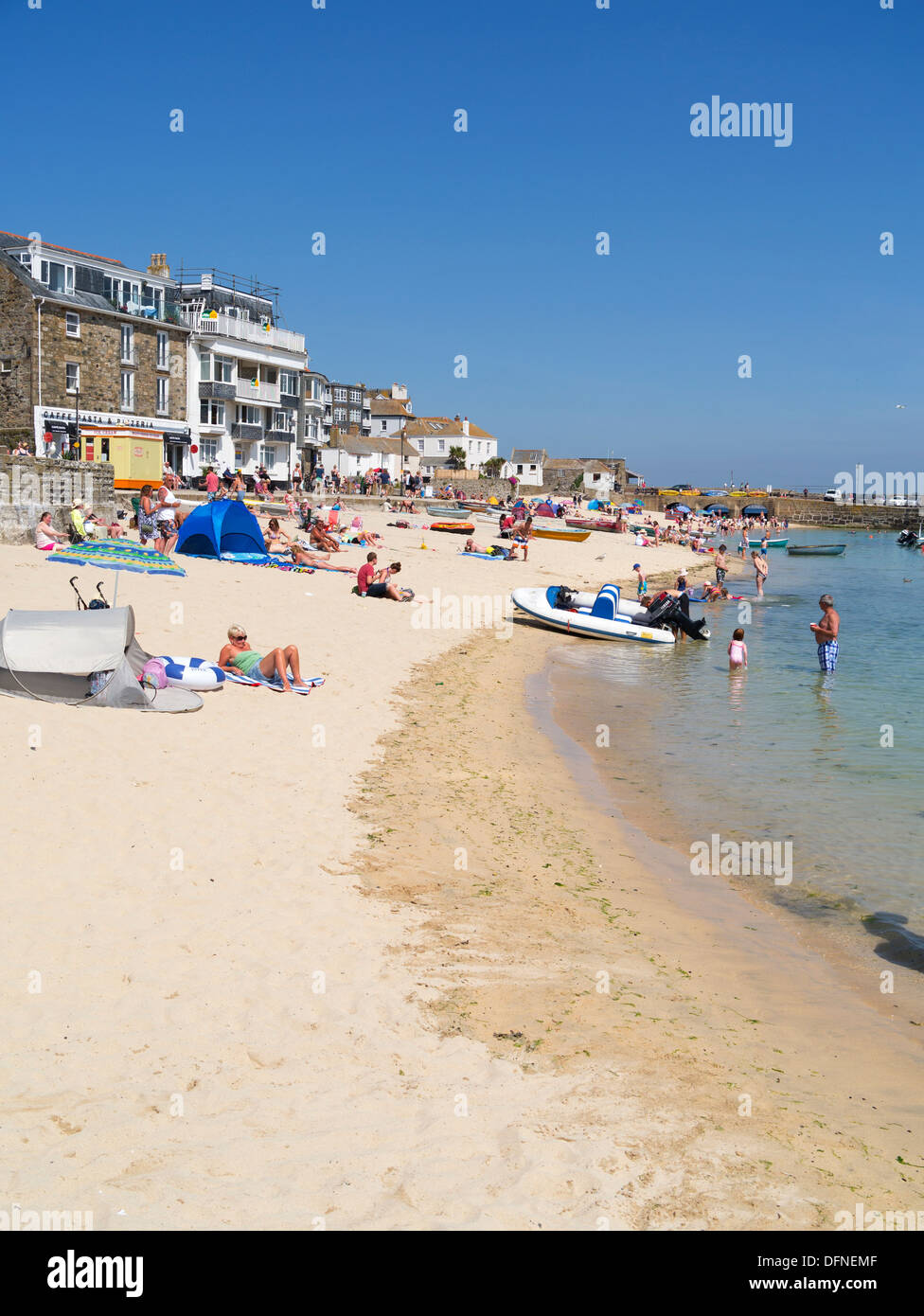 St. Ives Hafenstrand an einem sonnigen Sommertag in Cornwall, England. Stockfoto