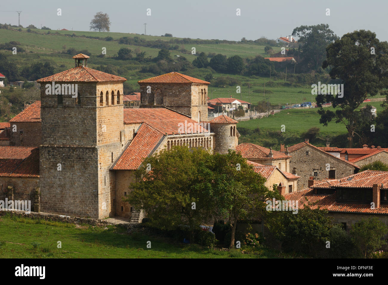 Der Kirche Colegiata de Santillana del Mar in der Altstadt, Santillana del Mar, Camino De La Costa, Camino del Norte, Küsten ro Stockfoto