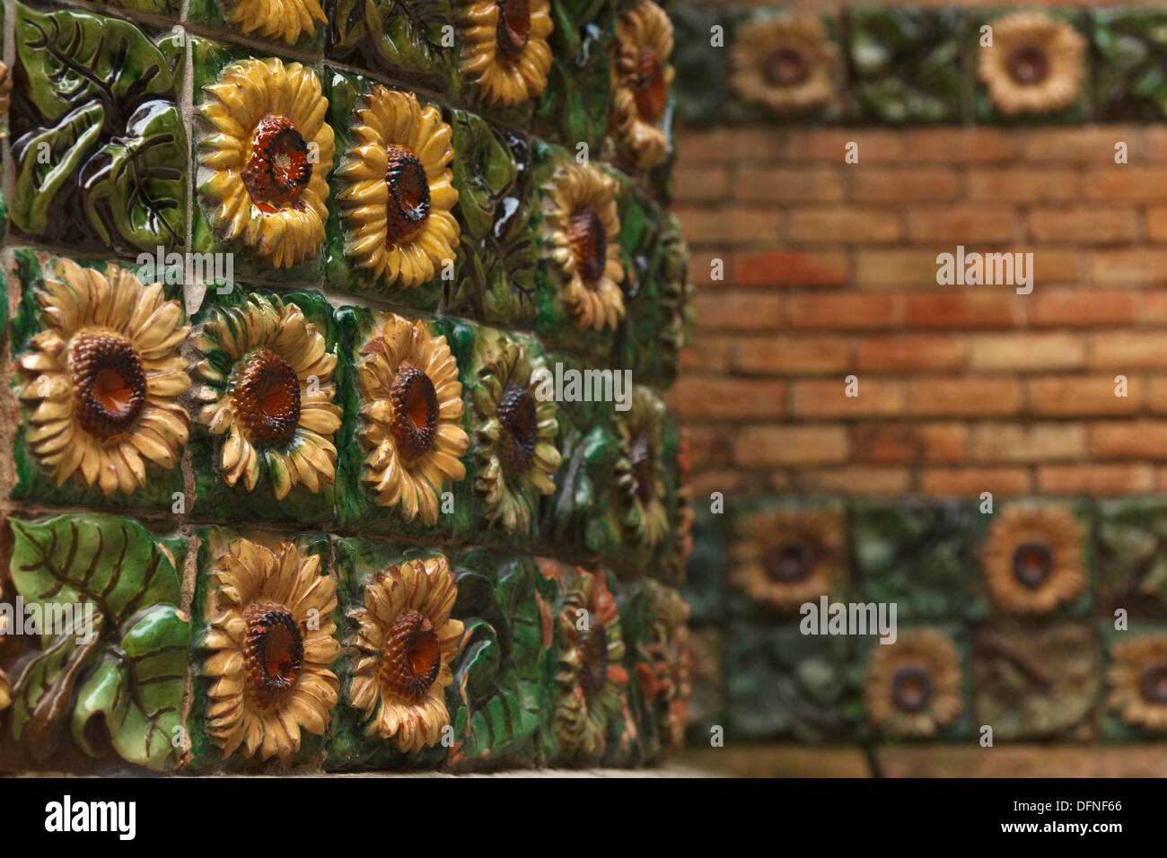 Glasierte Fliesen mit Sonnenblumen, Villa El Capricho, Comillas, Küstenstraße, Jakobsweg, Camino De La Costa, Camino del Norte Stockfoto