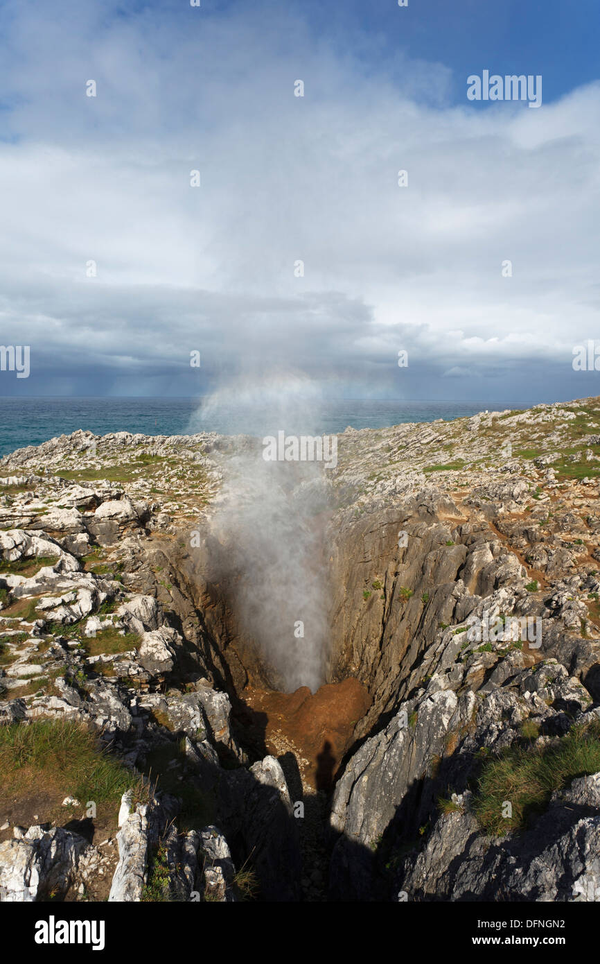 Bufones de Las Arenillas, Geysir von Breaker, Karst, Gezeiten, Meer, Atlantik, in der Nähe von Llanes, Camino De La Costa, Küstenstraße, Stockfoto