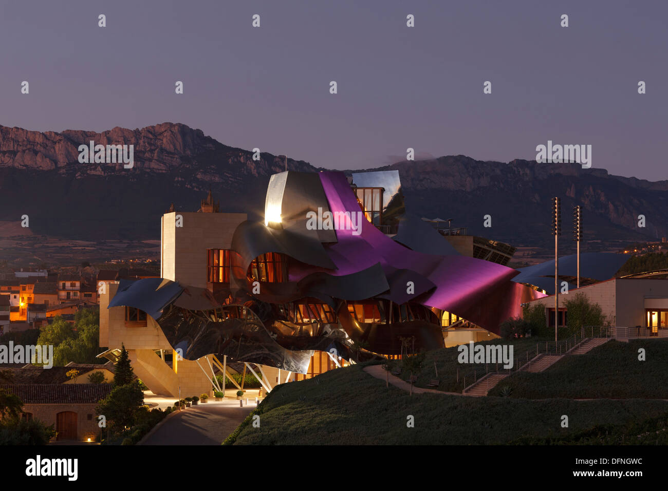 Hotel Marques de Riscal, Architekt Frank Gehry, Bodega Herederos del Marques de Riscal, Weingut, Elciego, Dorf, La Rioja Alave Stockfoto