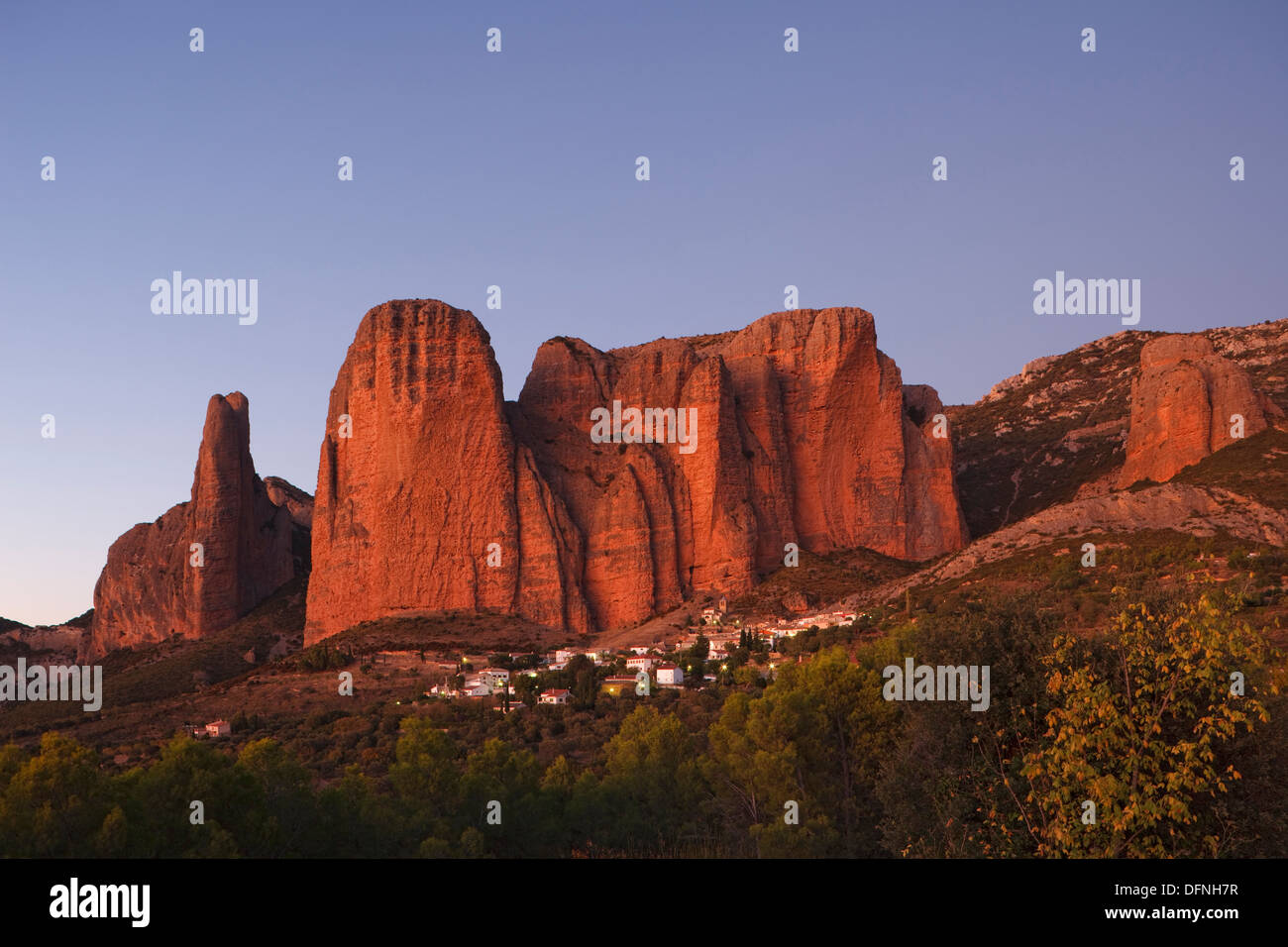 Los Mallos de Riglos, Felsen, Berge, Riglos, Dorf, Provinz Huesca, Aragon, Nordspanien, Spanien, Europa Stockfoto