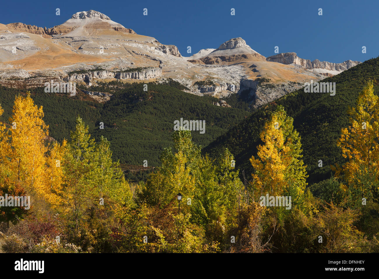 Blick auf die Pyrenäen mit Monte Perdido, Herbst, in der Nähe von Canfranc am Somport Pass, Camino Aragones, aragonischen Weg, Camino Frances, Stockfoto