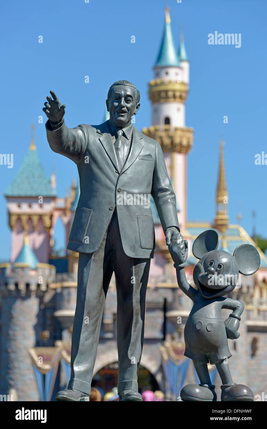 Walt Disney und Mickey Mouse Statue, Disneyland Resort Anaheim, Kalifornien Stockfoto