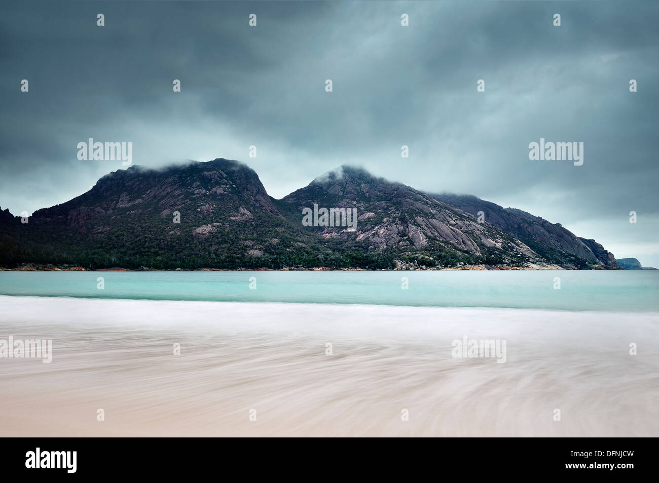 Blick auf Mt Amos und Wineglass Bay vom Strand, Freycinet National Park, Tasmanien, Australien Stockfoto