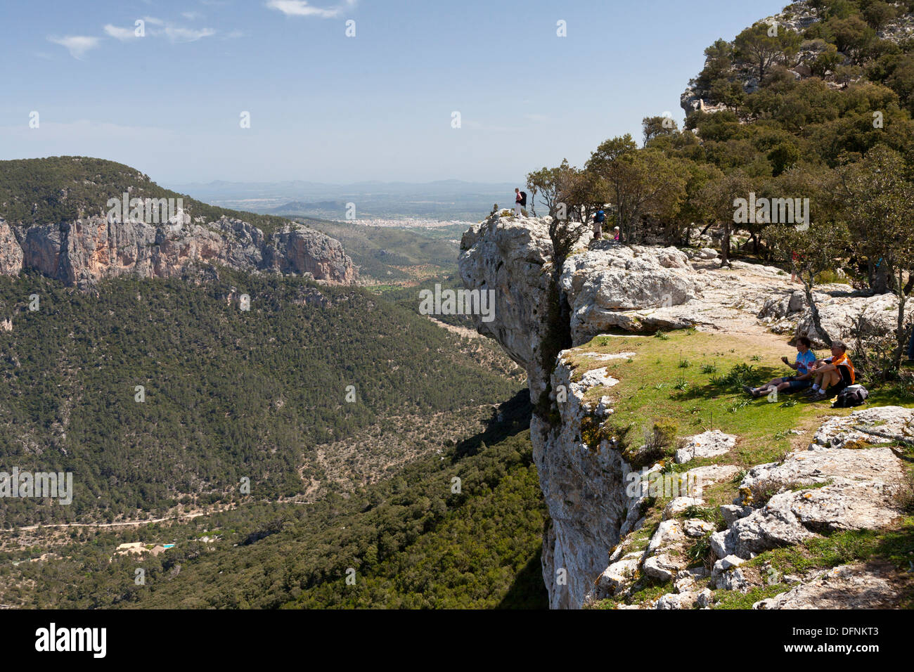 Wanderer auf dem Plateau, Castell d Alaro, Schloss, Alaro, Serra de Tramuntana, Natur der UNESCO, Alaro, Mallorca, Spanien Stockfoto