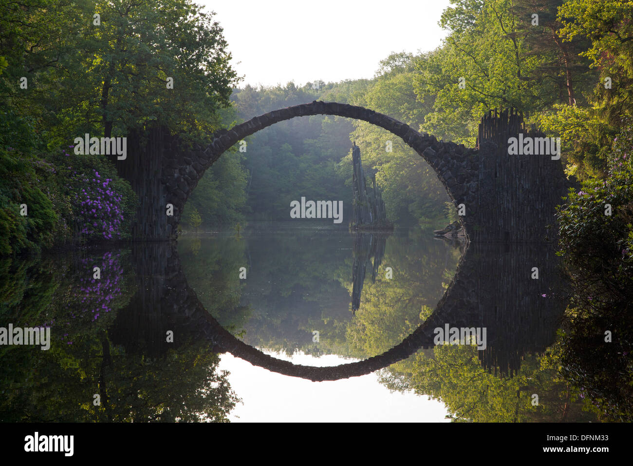 Rakotz Brücke im See Rakotzsee, Kromlau, Kromlau, Sachsen, Deutschland, Europapark Stockfoto