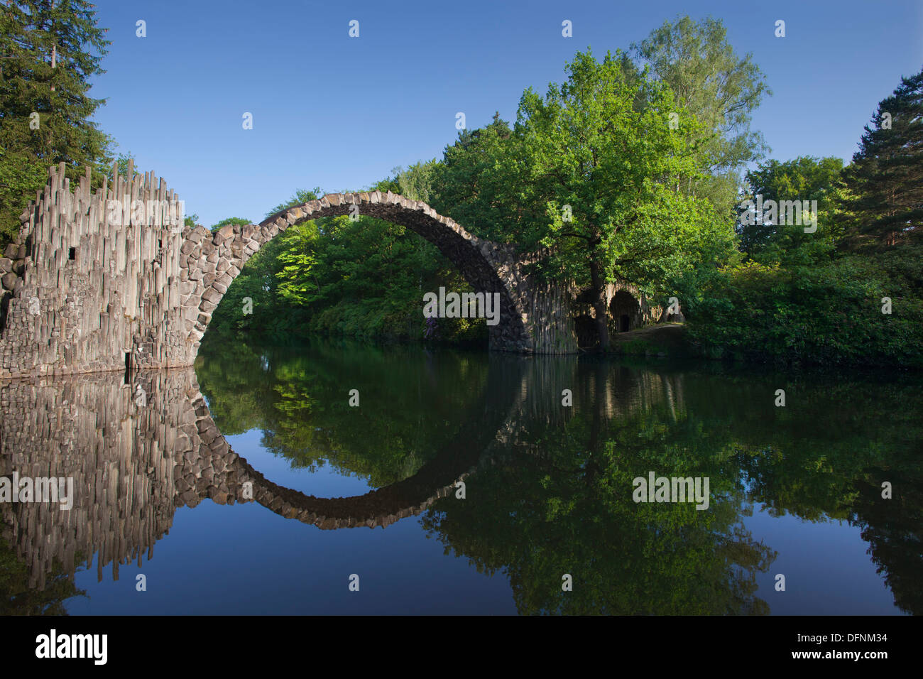 Rakotz Brücke im See Rakotzsee, Kromlau, Kromlau, Sachsen, Deutschland, Europapark Stockfoto